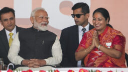 Bharatiya Janata Party leader Rekha Gupta, right, gestures as she talks to Indian Prime Minister Narendra Modi during her swearing in ceremony as Delhi state chief minister in New Delhi, India, Thursday, Feb. 20, 2025. (AP Photo/Manish Swarup)